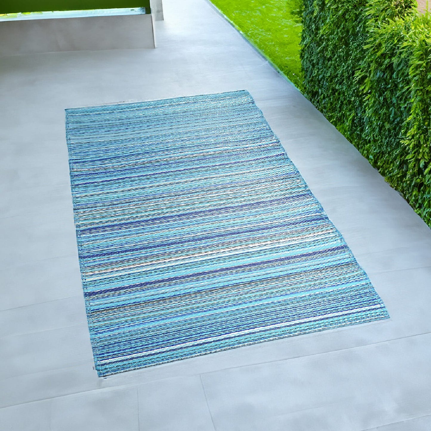 Navy, White Polypropylene Lattice Pattern Straw Mat