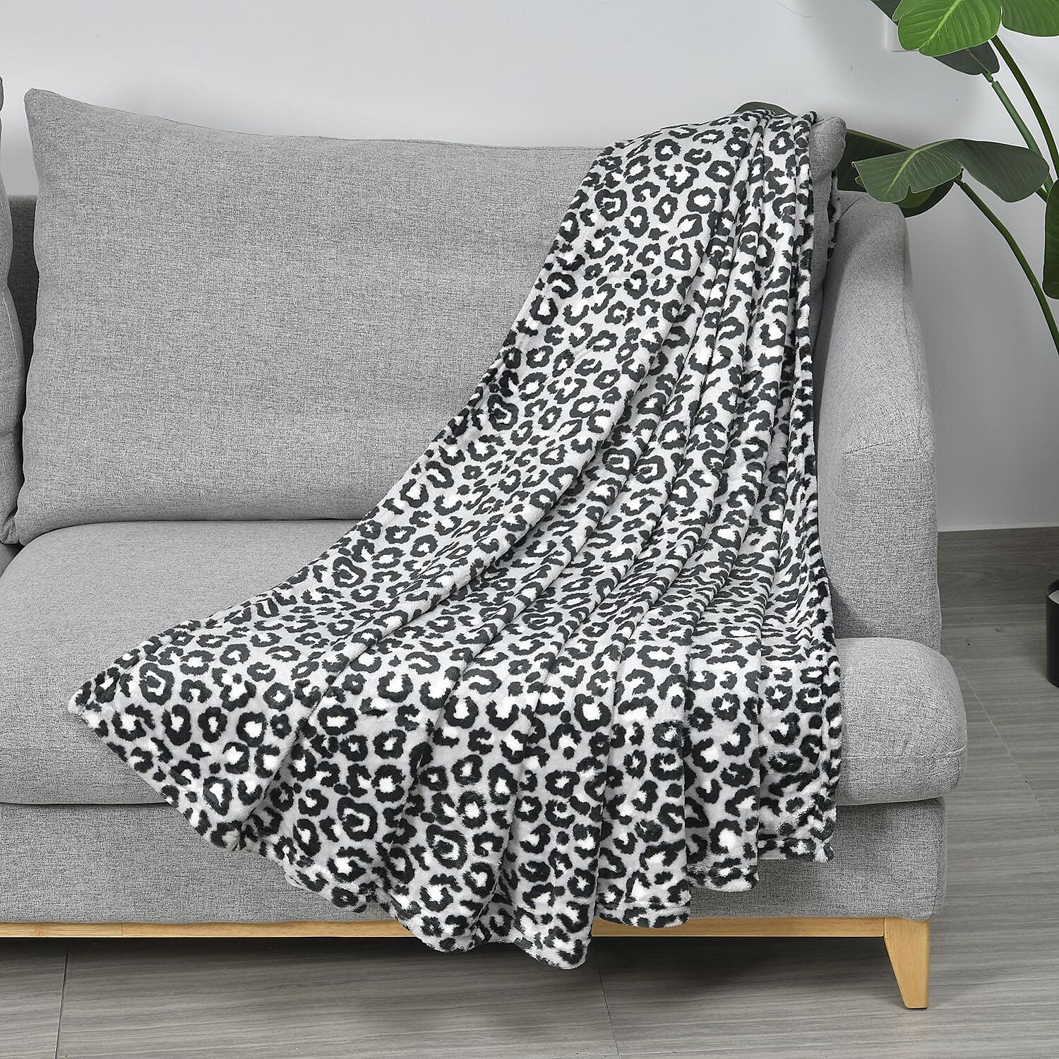 HOMESMART Black and White Striking Leopard Printed Flannel Single Layer Blanket (59"x78.7")