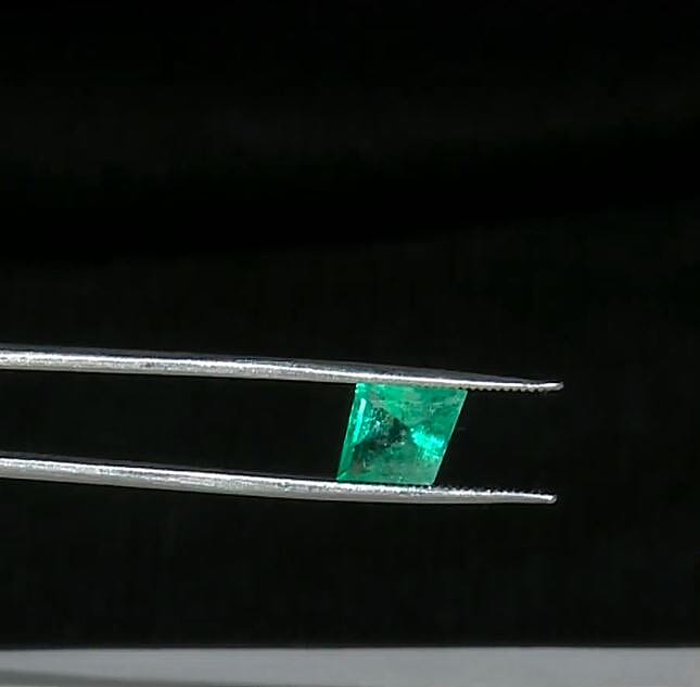 Certified & Appraised AAAA Boyaca Colombian Emerald (Fancy Free Size) 2.00 ctw